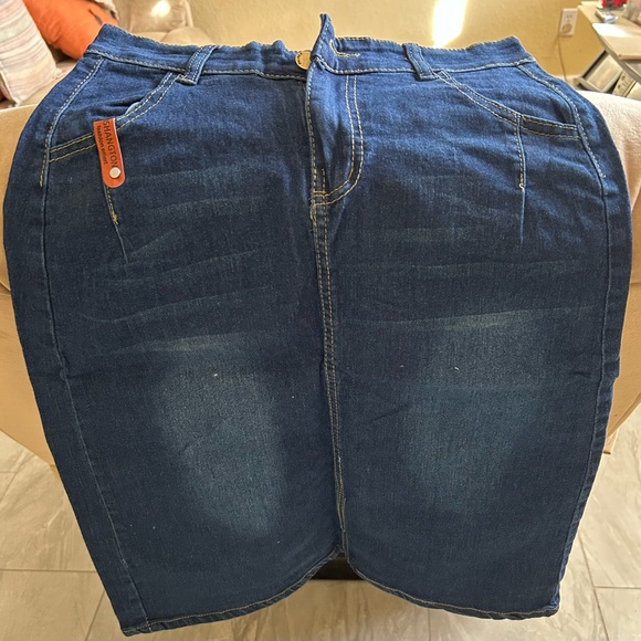 The Fashion Jeans Premium Denim size Large for Skinny with Belt included - Picture 11 of 12